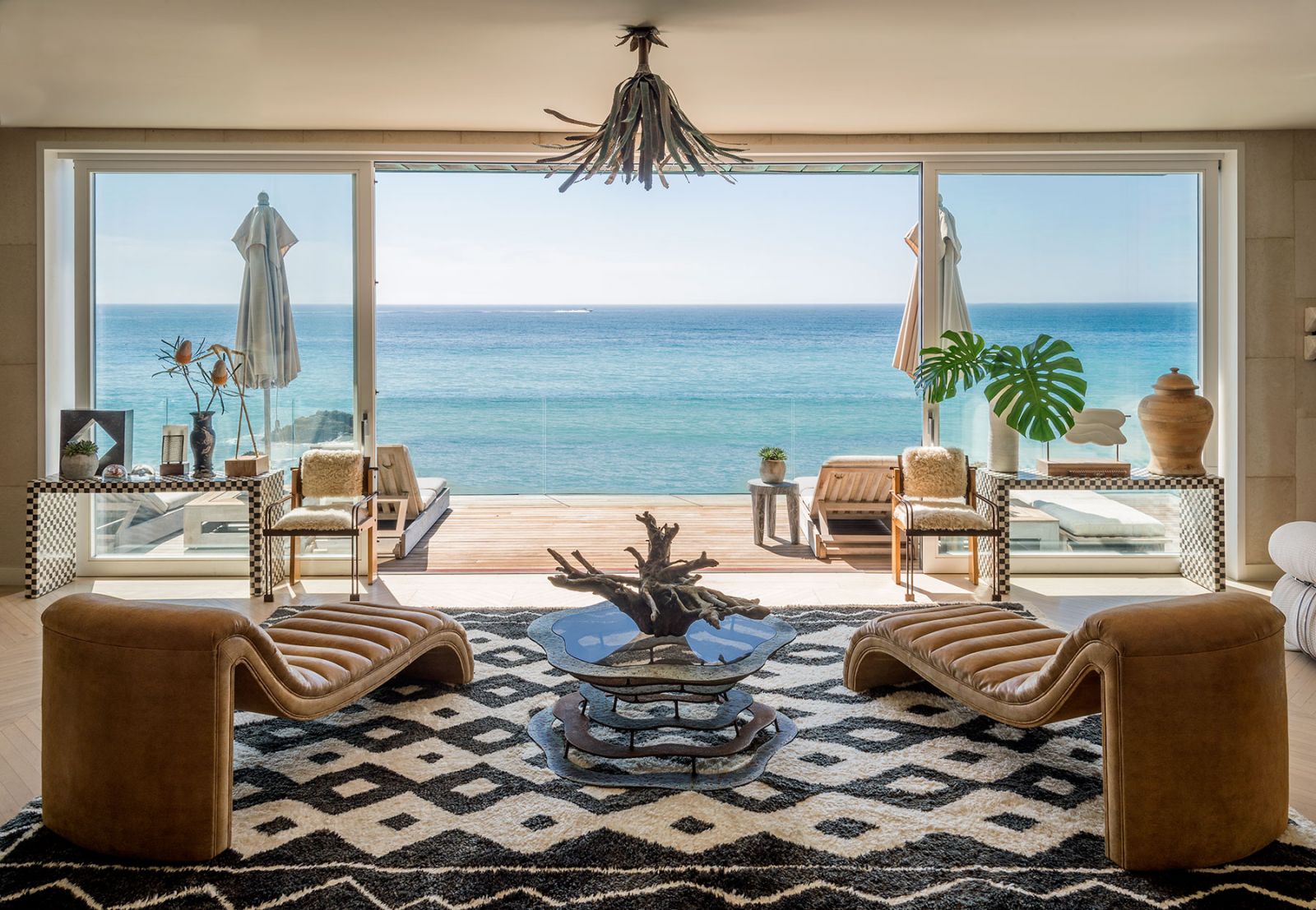 Phòng khách đẹp có view nhìn ra biển